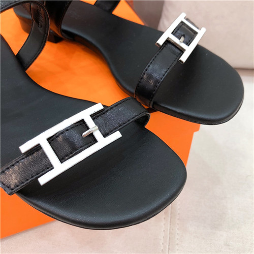 H**me5 flat sandals
