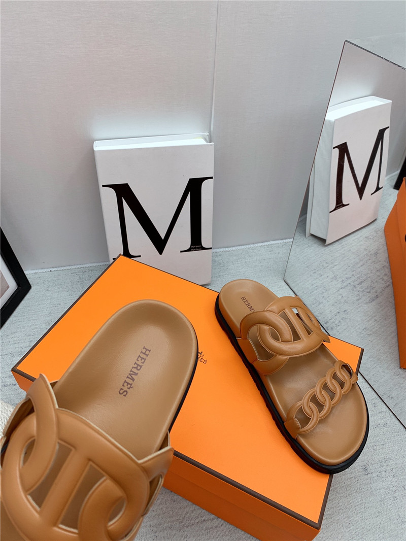 H**me5 flat sandals