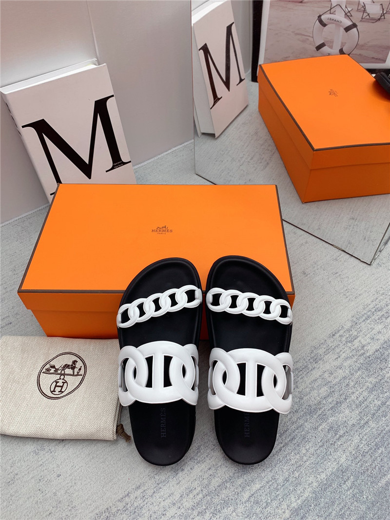 H**me5 flat sandals
