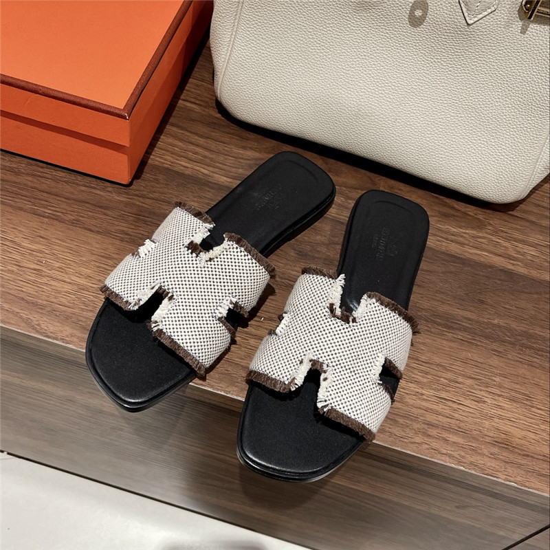 H**me5 H buckle slippers
