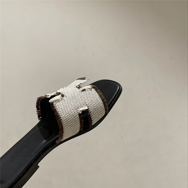 H**me5 H buckle slippers