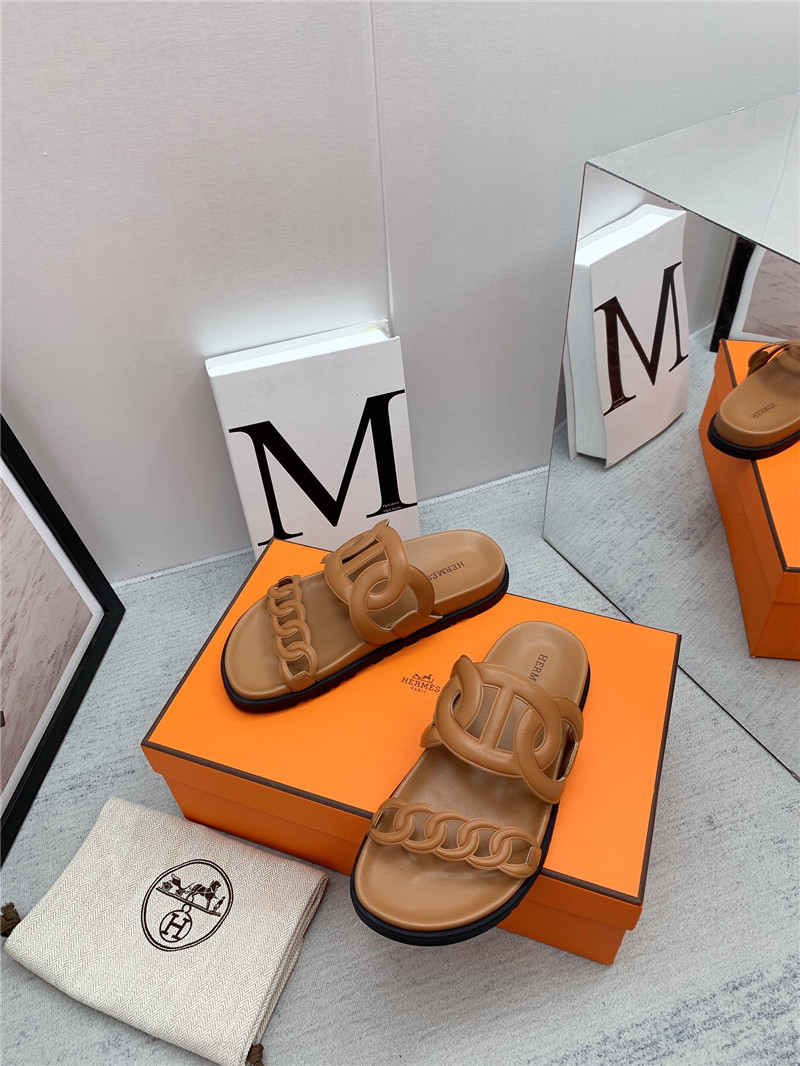 H**me5 flat sandals