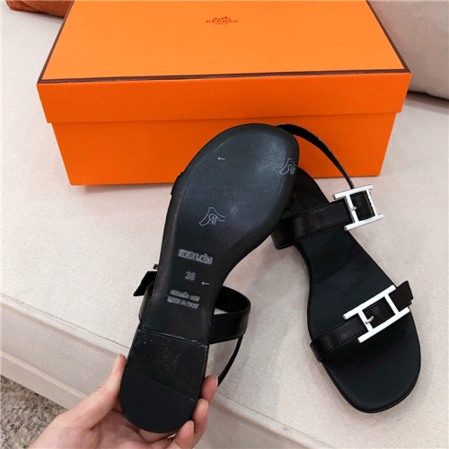 H**me5 flat sandals