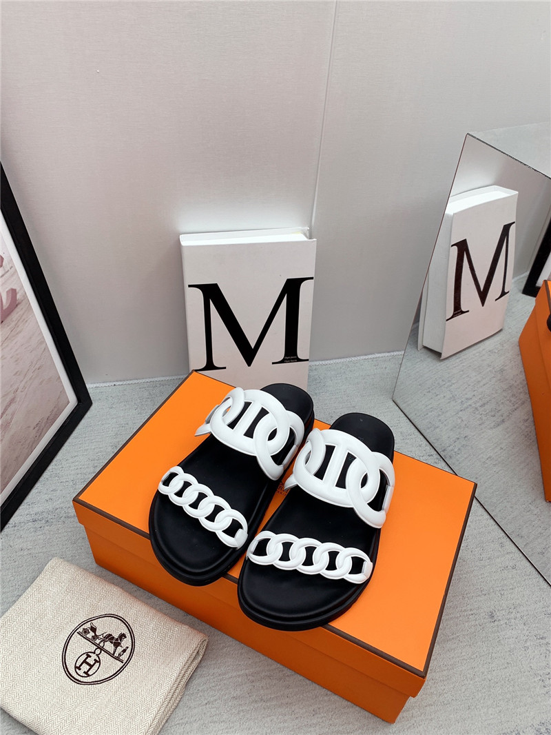 H**me5 flat sandals