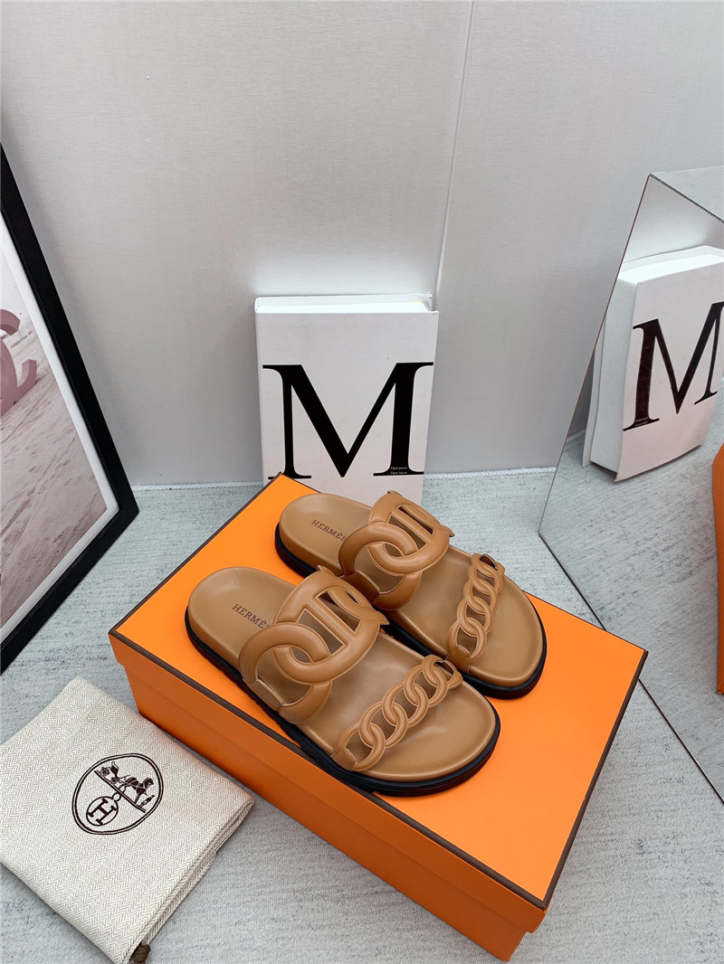 H**me5 flat sandals