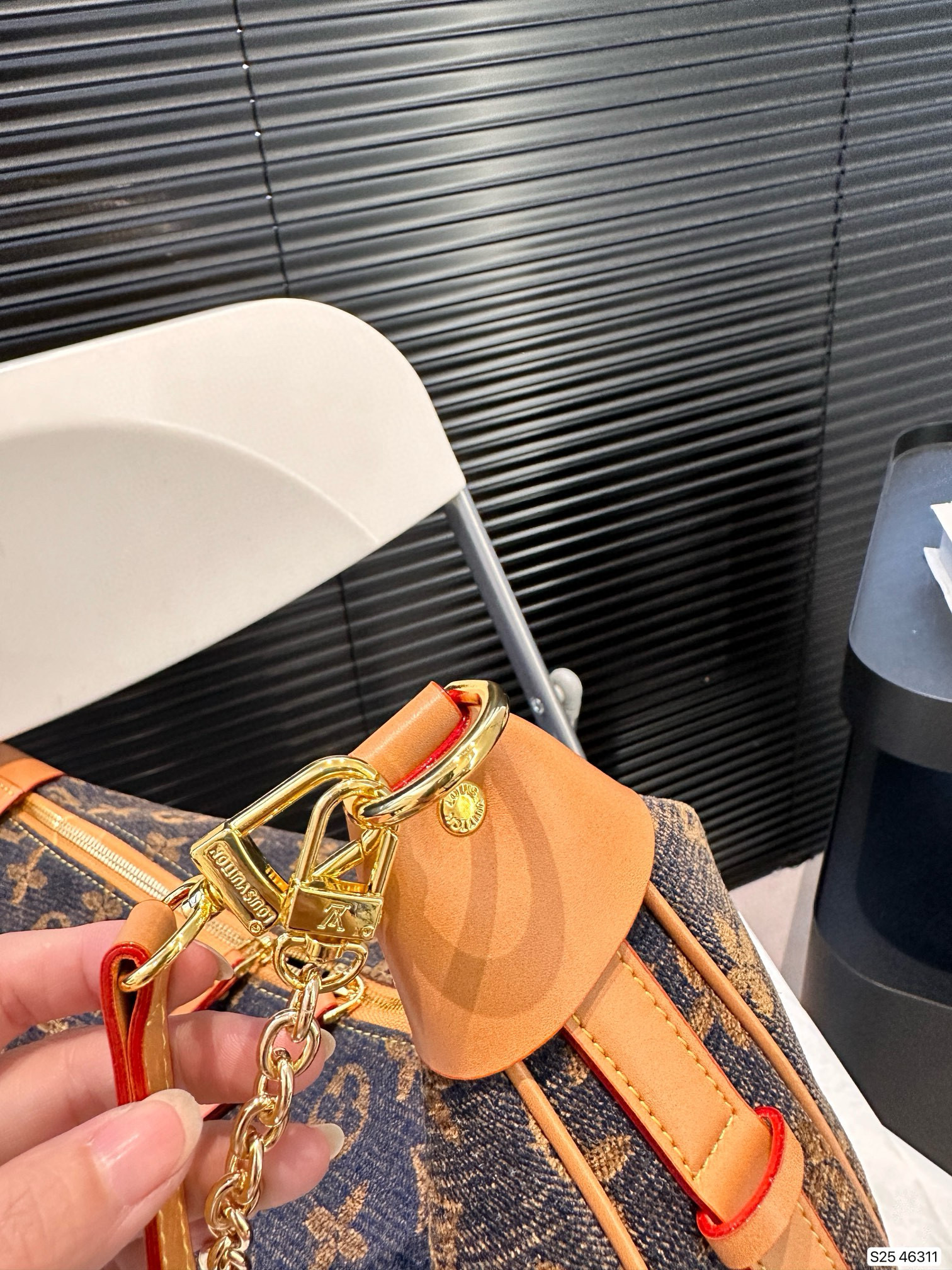 L0vis Vvtt0n large pea bag