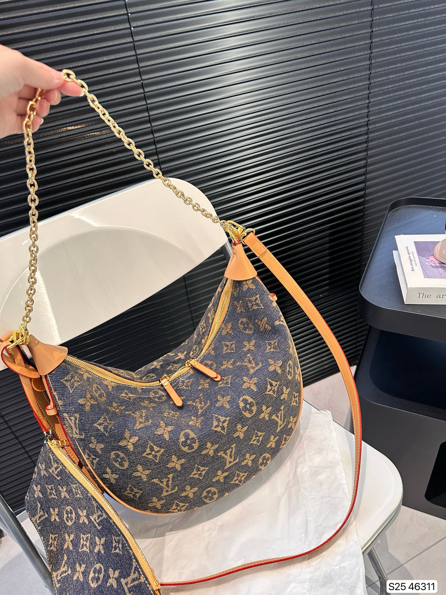 L0vis Vvtt0n large pea bag