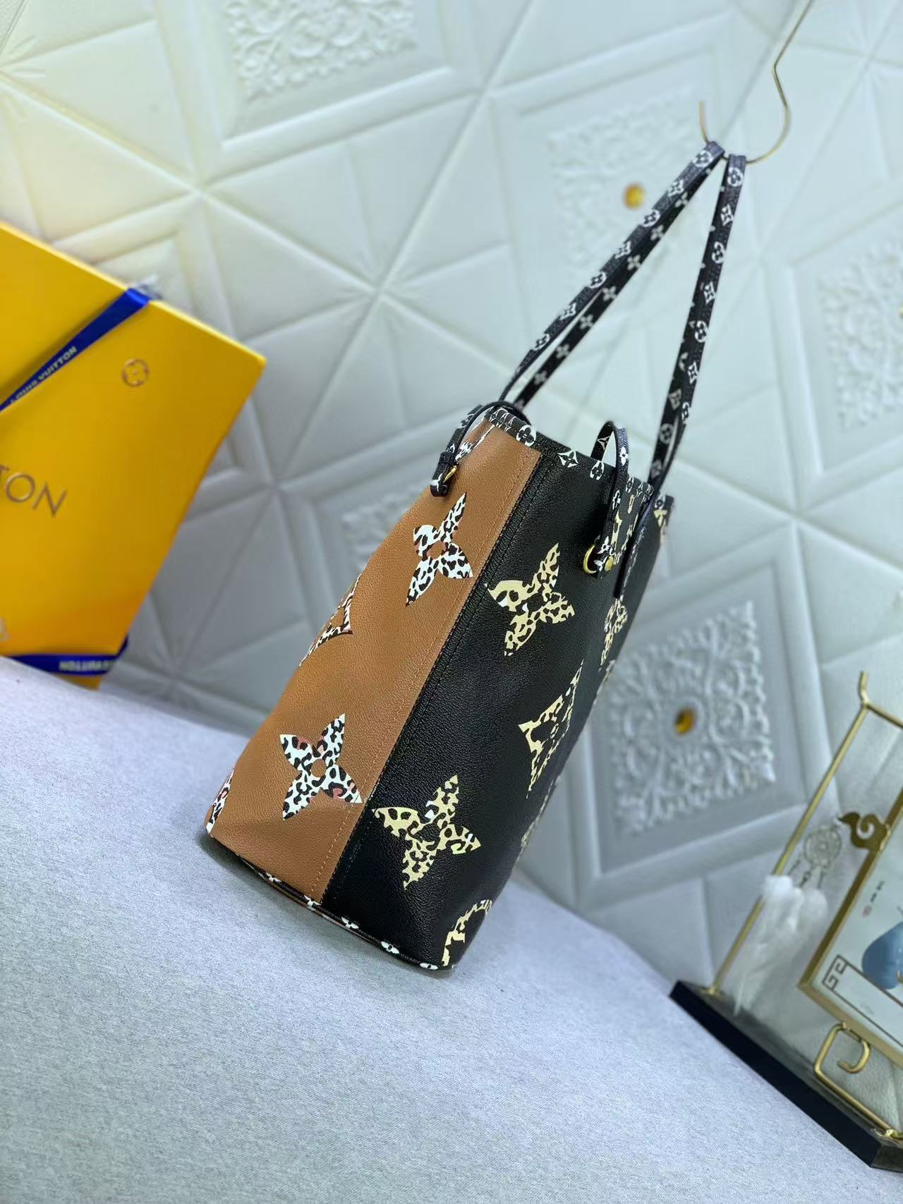 L0vis Vvtt0n Monogram Giant Jungle Neverfull MM Bag Replica Yellow M40995