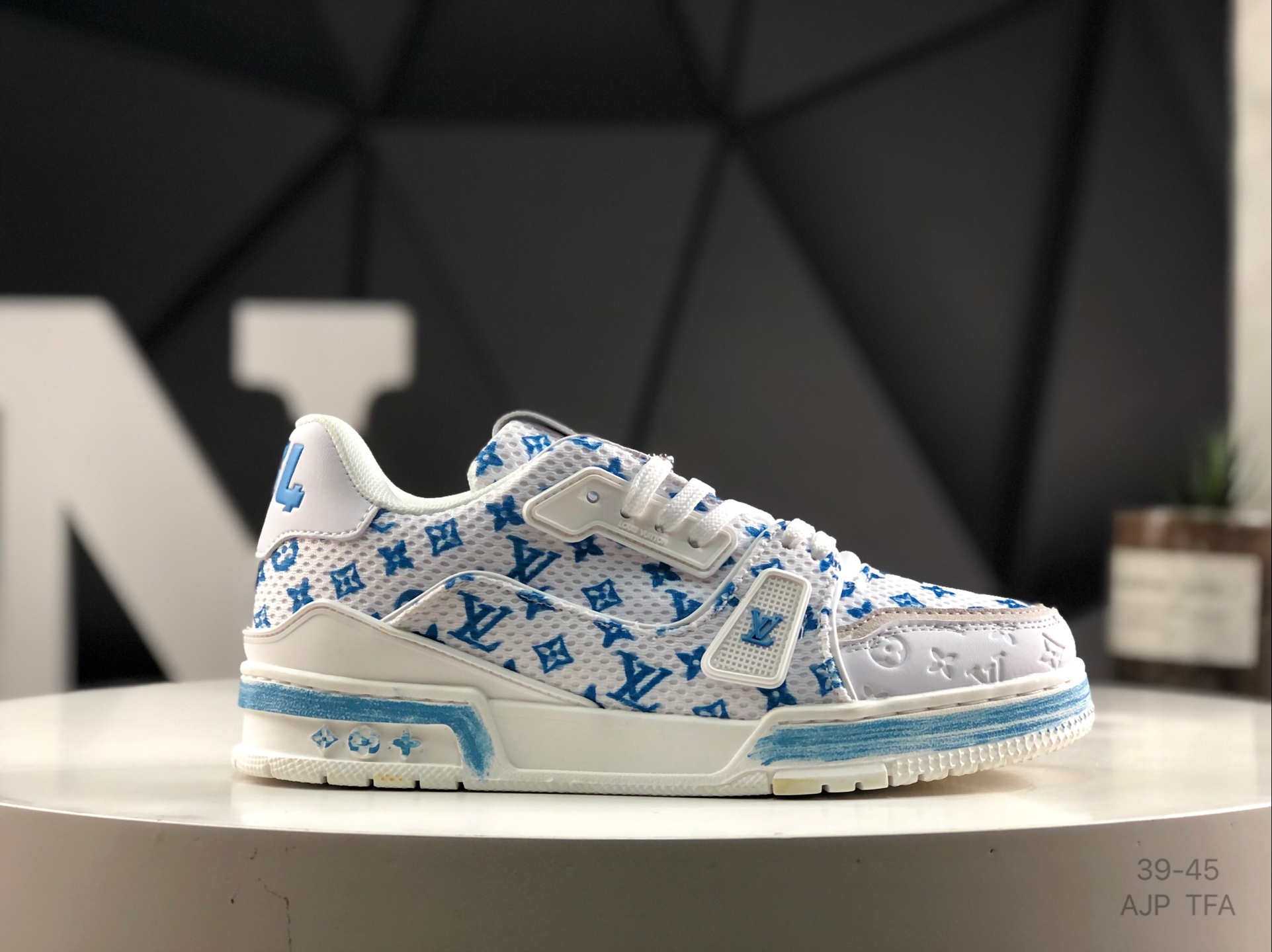 L0vis Vvtt0n Trainer Sneakers Replica