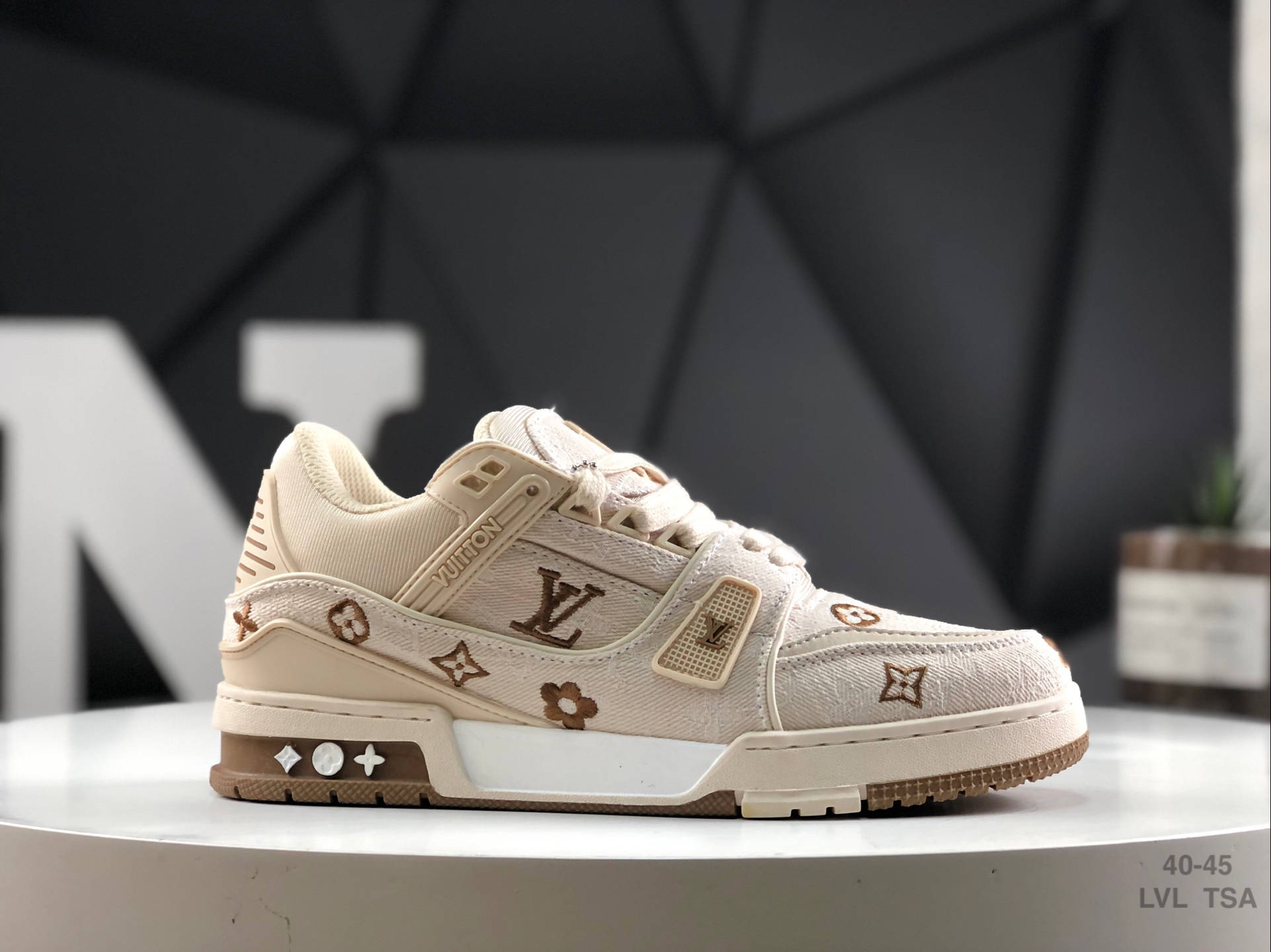 L0vis Vvtt0n sneakers