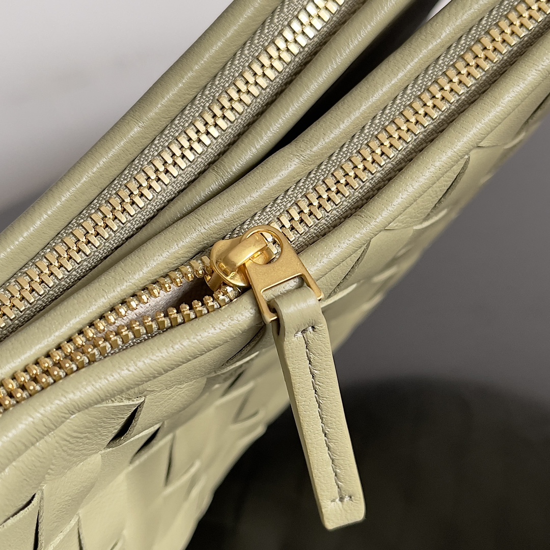 B0tt*ga Ven*ta Woman