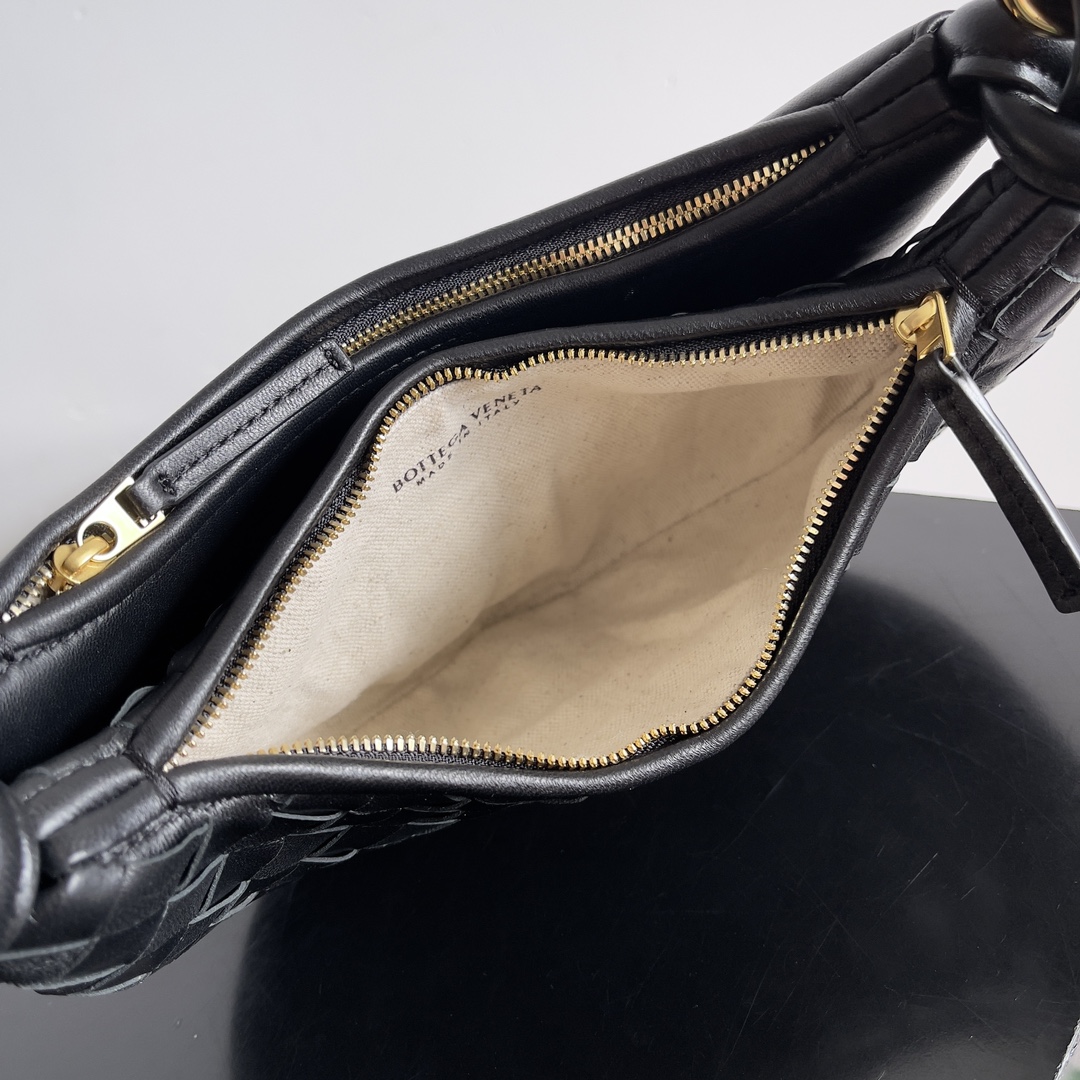 B0tt*ga Ven*ta Woman