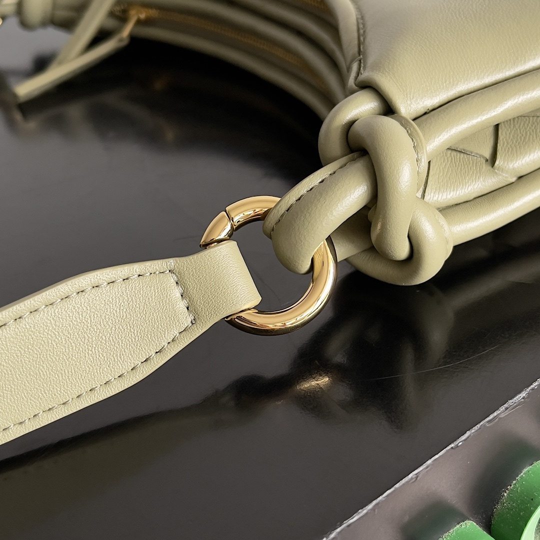 B0tt*ga Ven*ta Woman