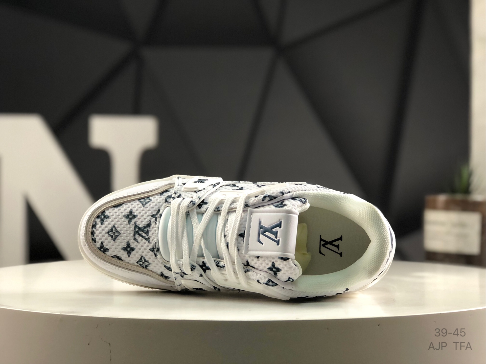 L0vis Vvtt0n Trainer Sneakers Replica