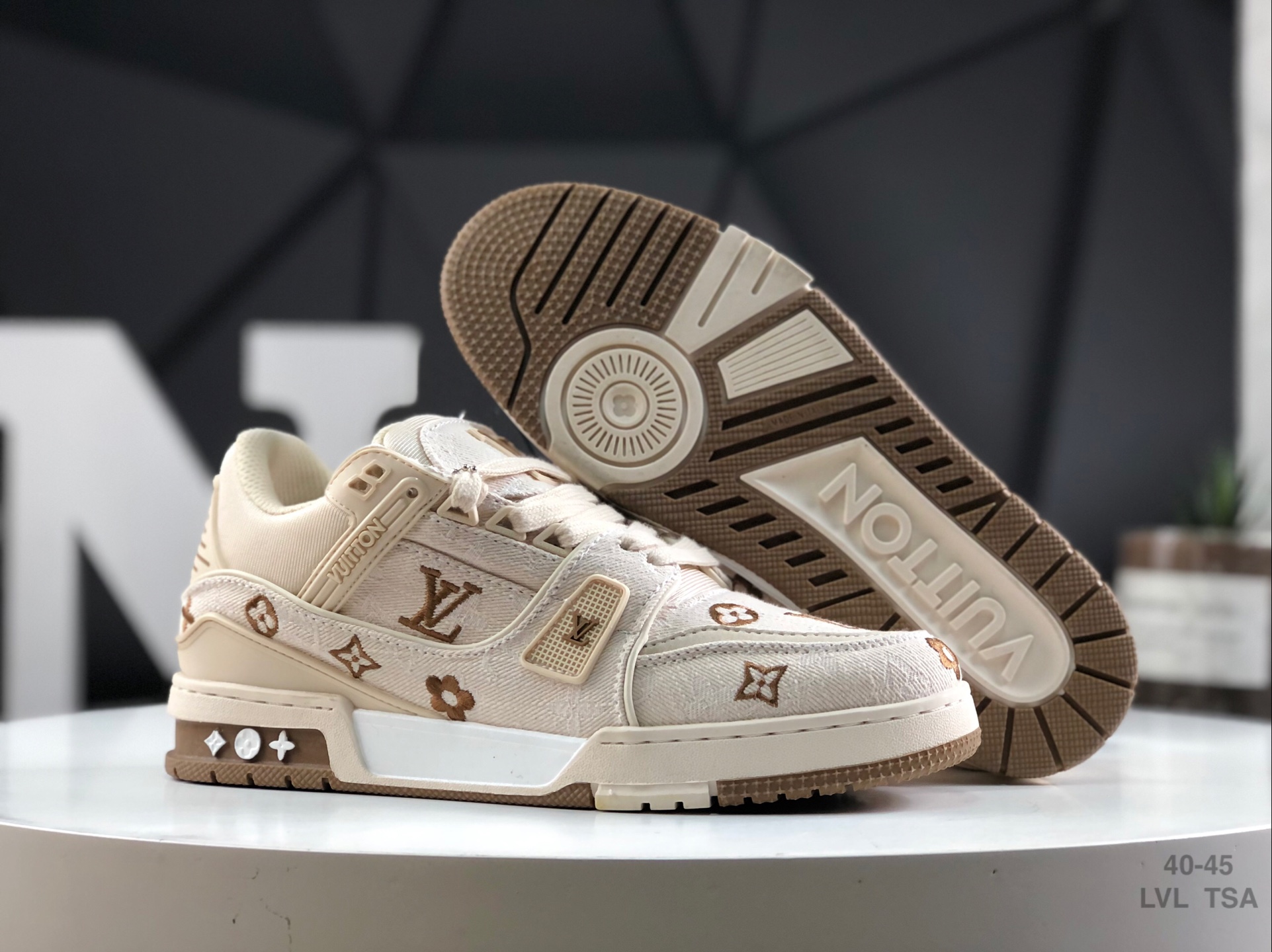 L0vis Vvtt0n sneakers