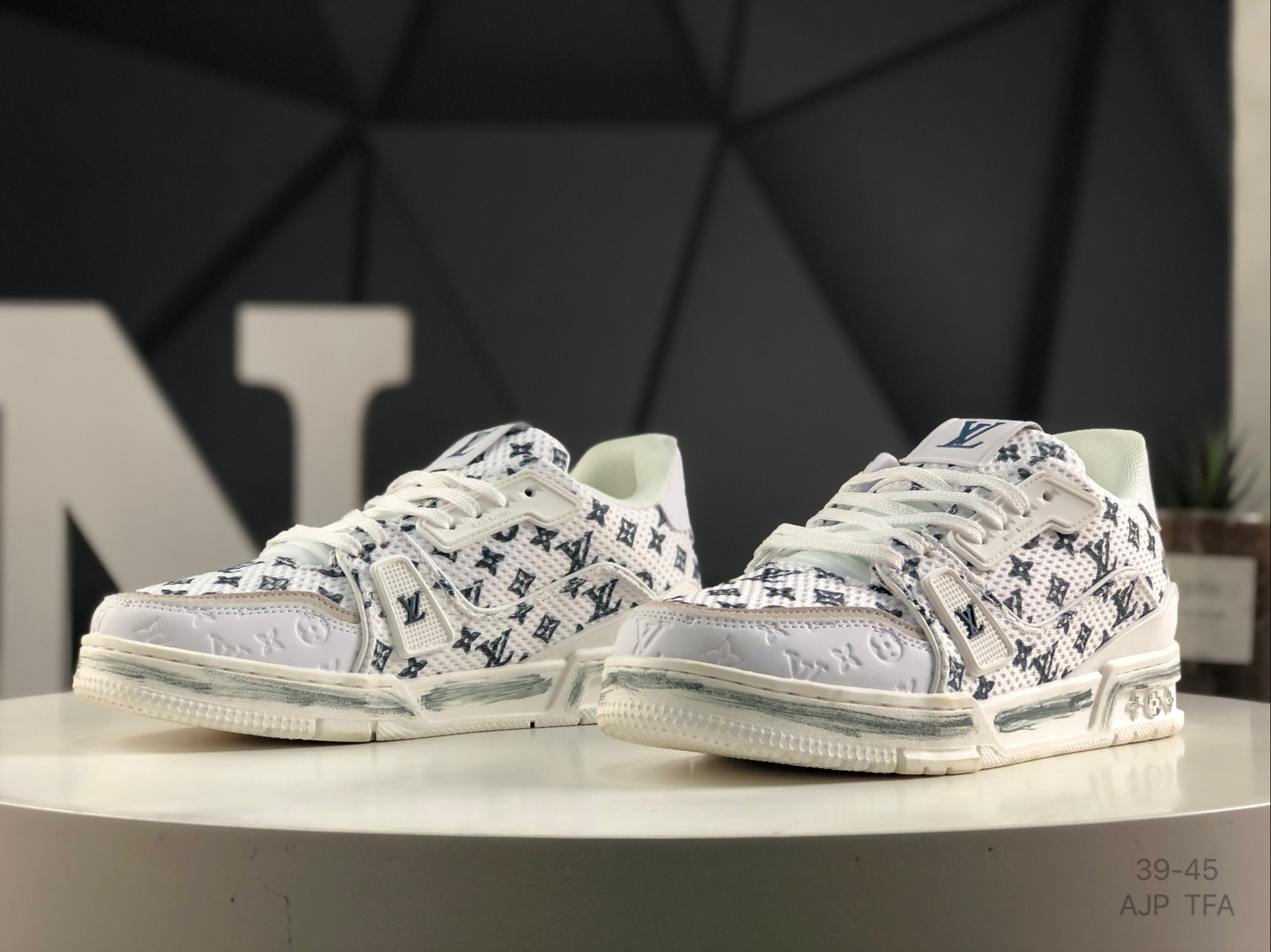 L0vis Vvtt0n Trainer Sneakers Replica