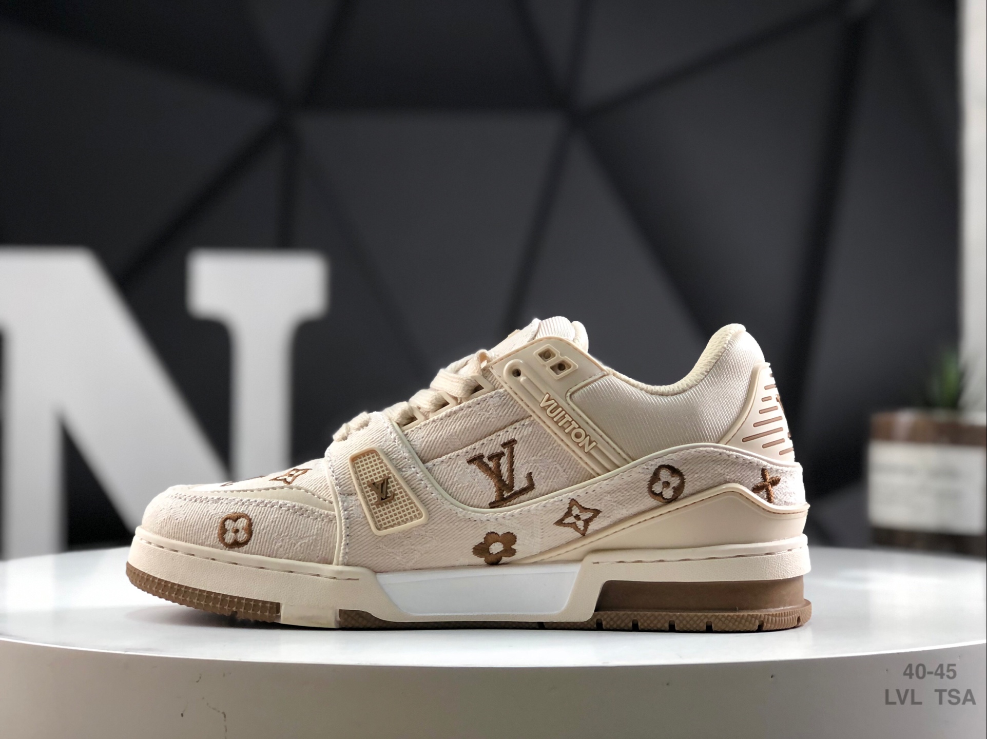 L0vis Vvtt0n sneakers