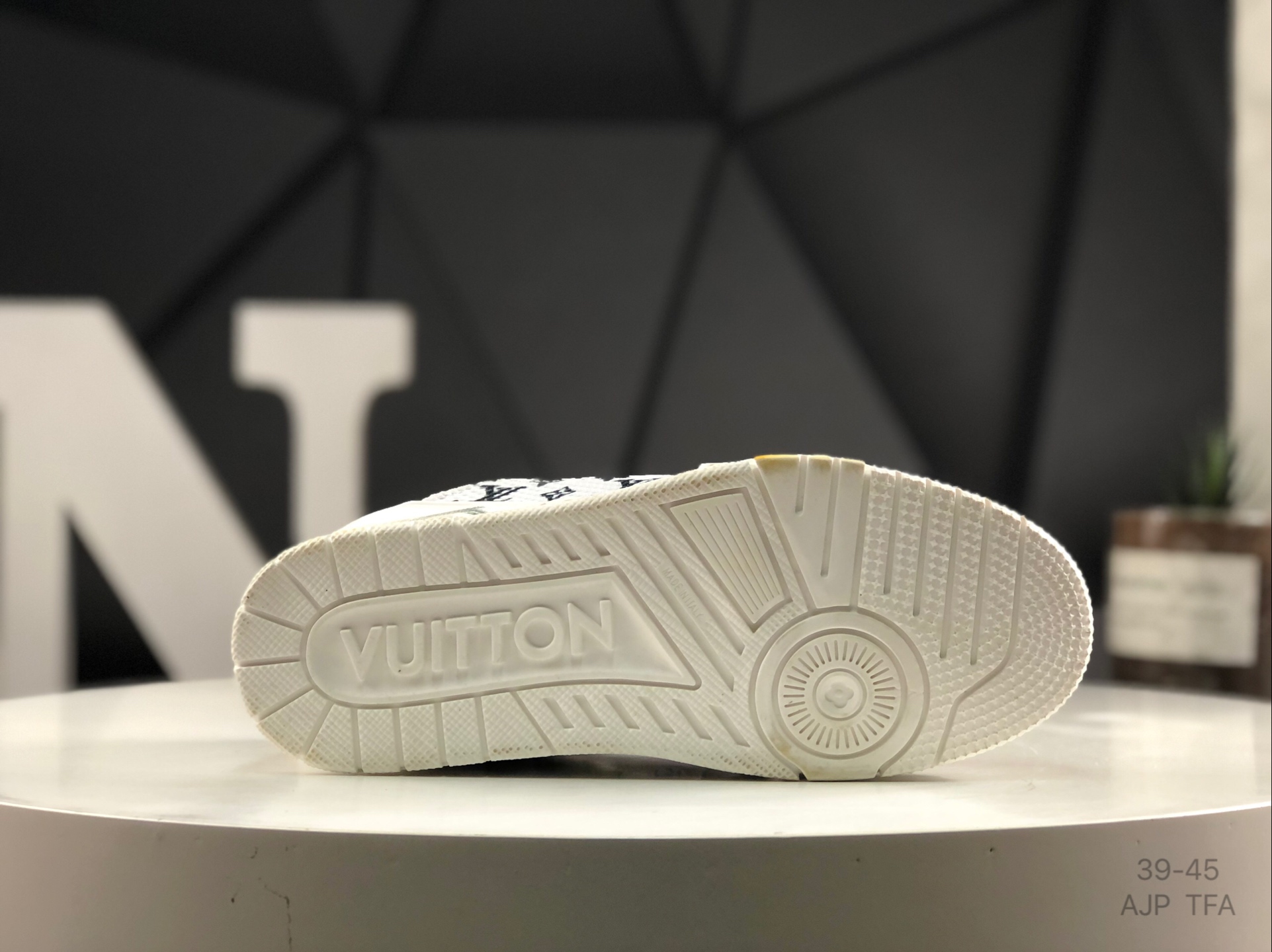 L0vis Vvtt0n Trainer Sneakers Replica