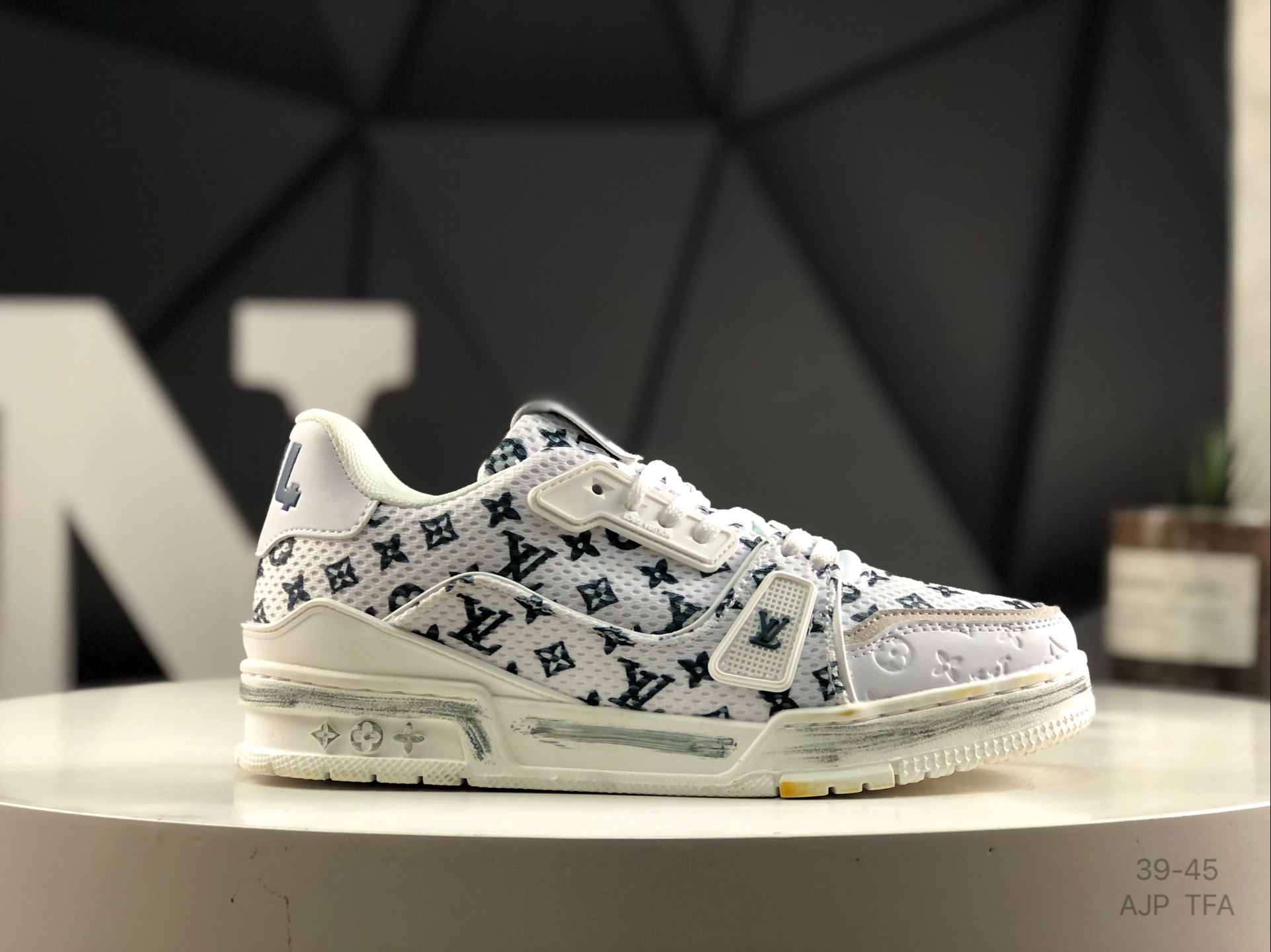 L0vis Vvtt0n Trainer Sneakers Replica