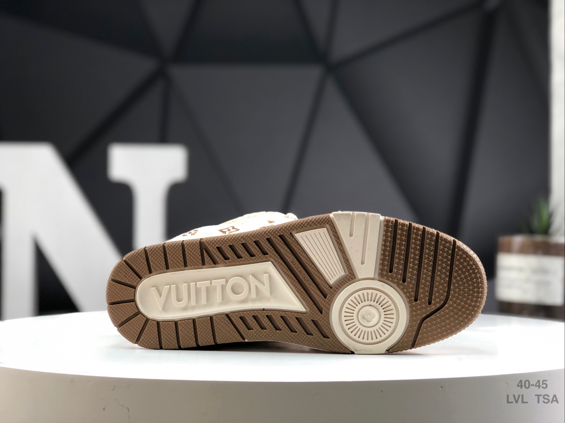 L0vis Vvtt0n sneakers