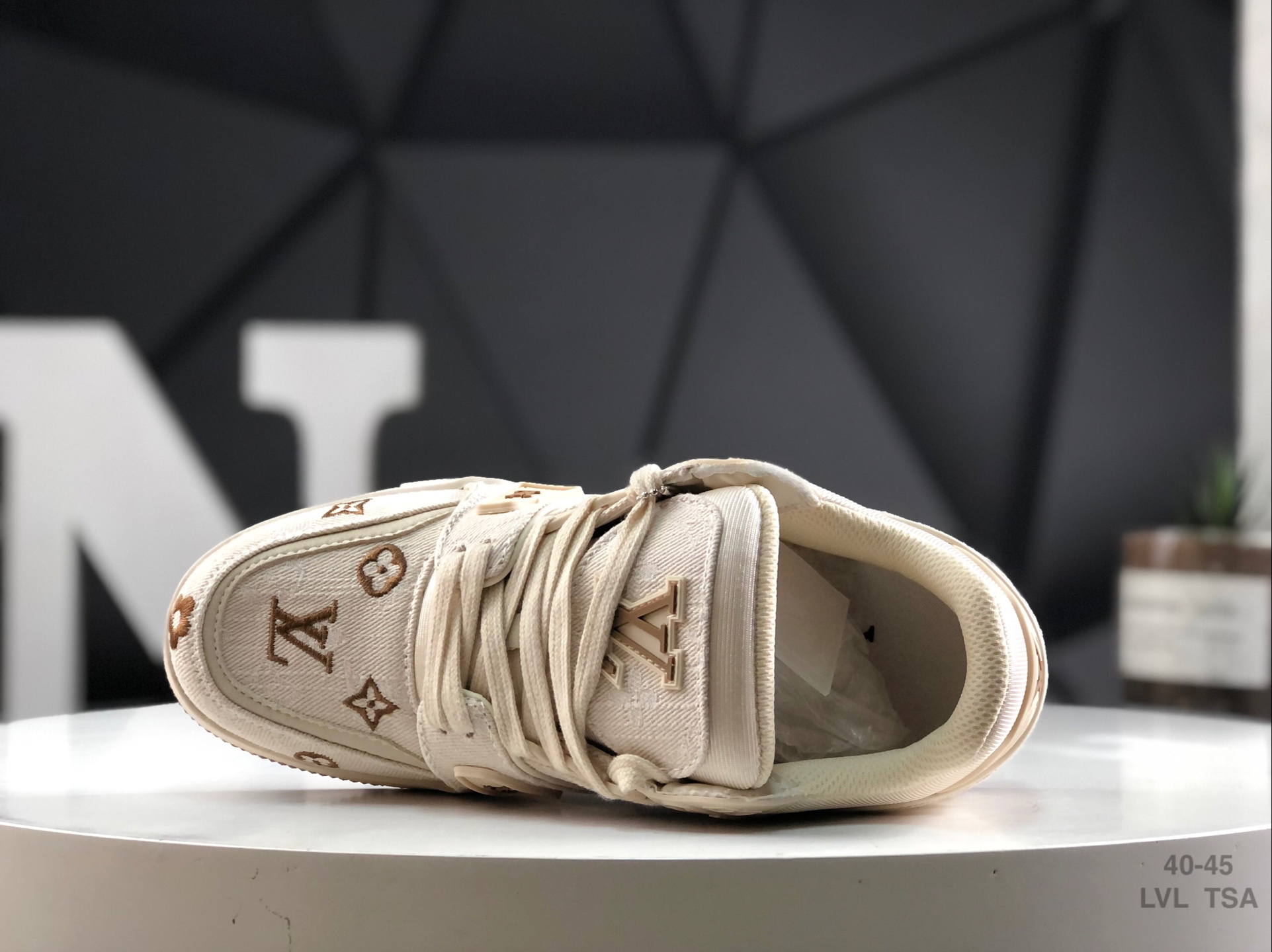 L0vis Vvtt0n sneakers