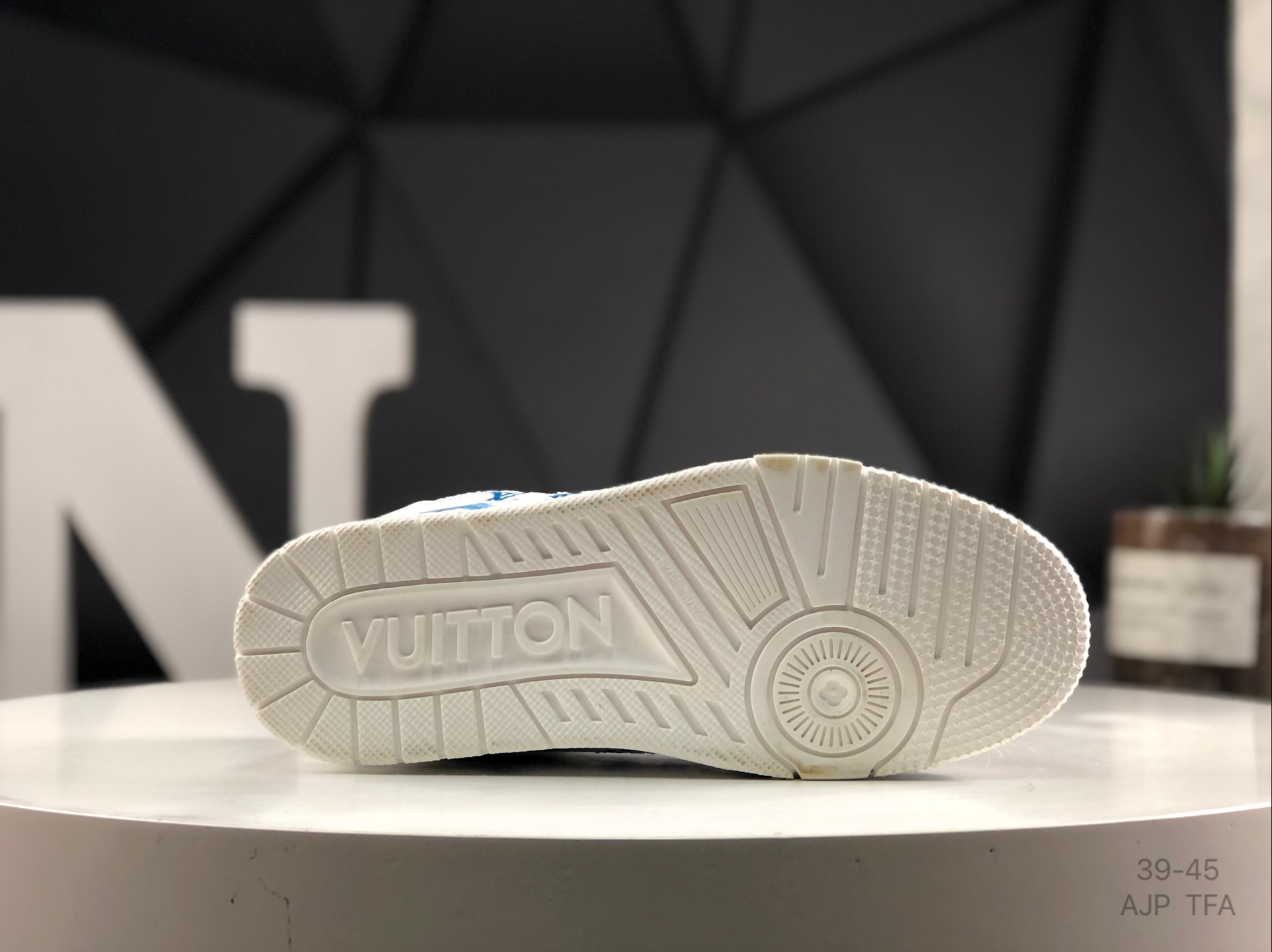 L0vis Vvtt0n Trainer Sneakers Replica