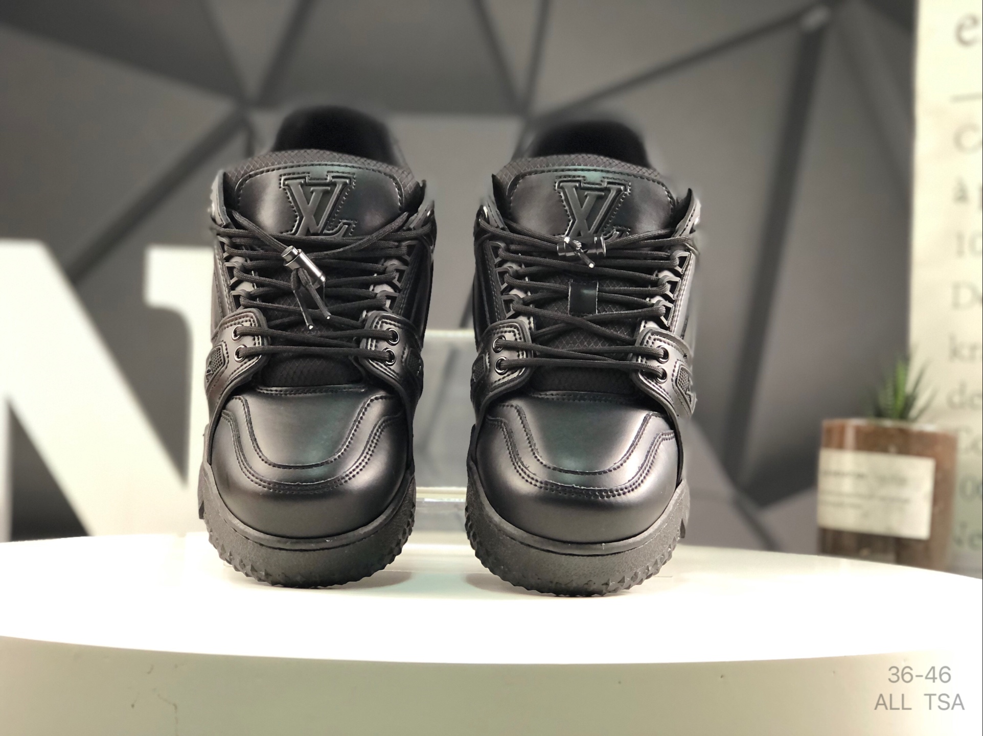 L0vis Vvtt0n Trainer Sneakers Replica