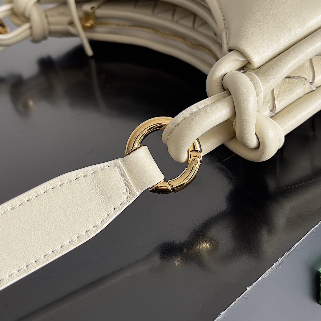 B0tt*ga Ven*ta Woman