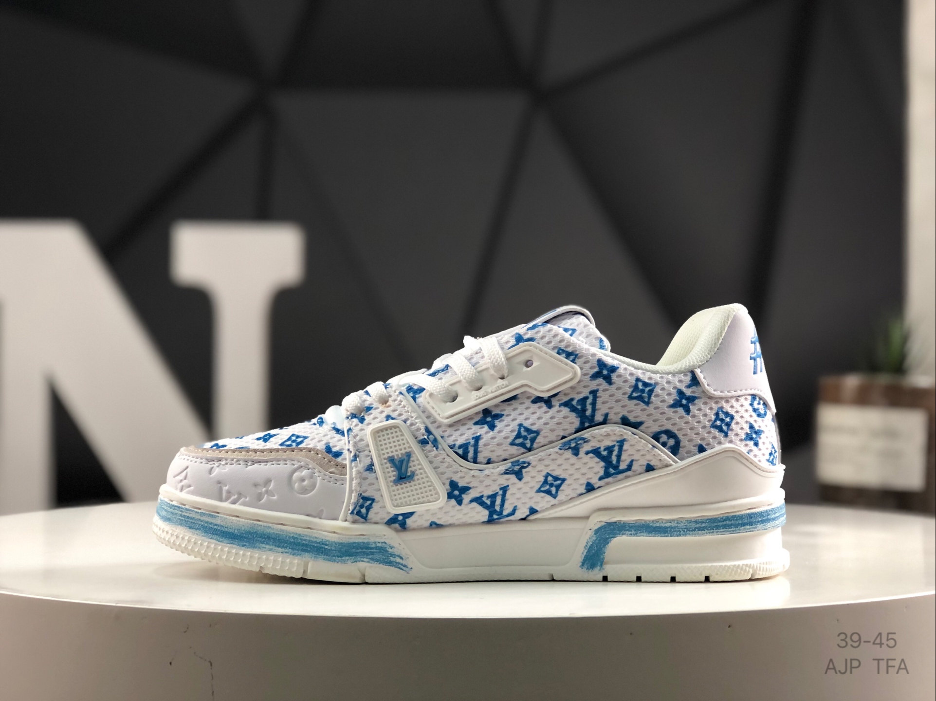 L0vis Vvtt0n Trainer Sneakers Replica