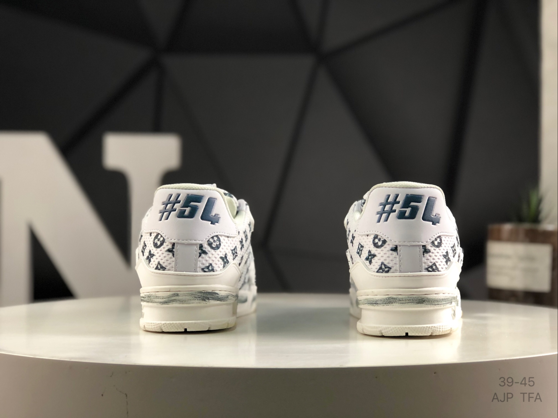 L0vis Vvtt0n Trainer Sneakers Replica