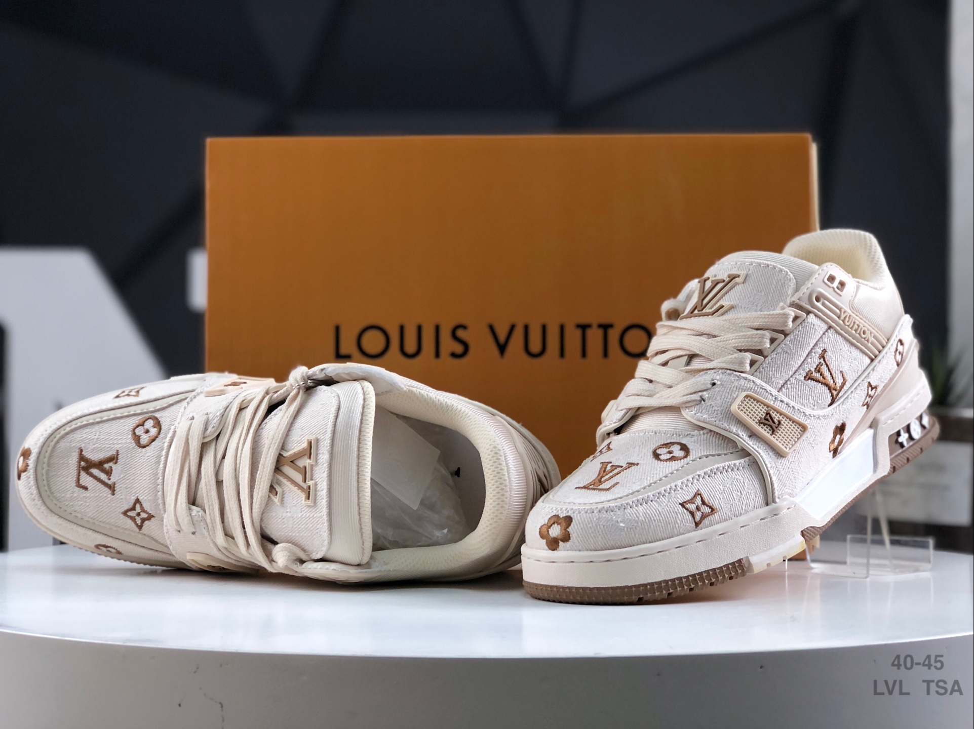 L0vis Vvtt0n sneakers