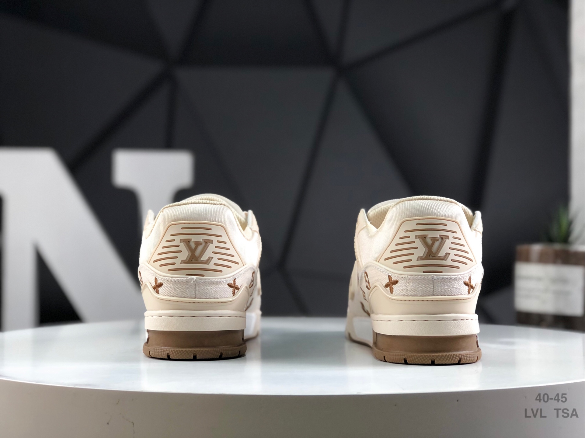 L0vis Vvtt0n sneakers