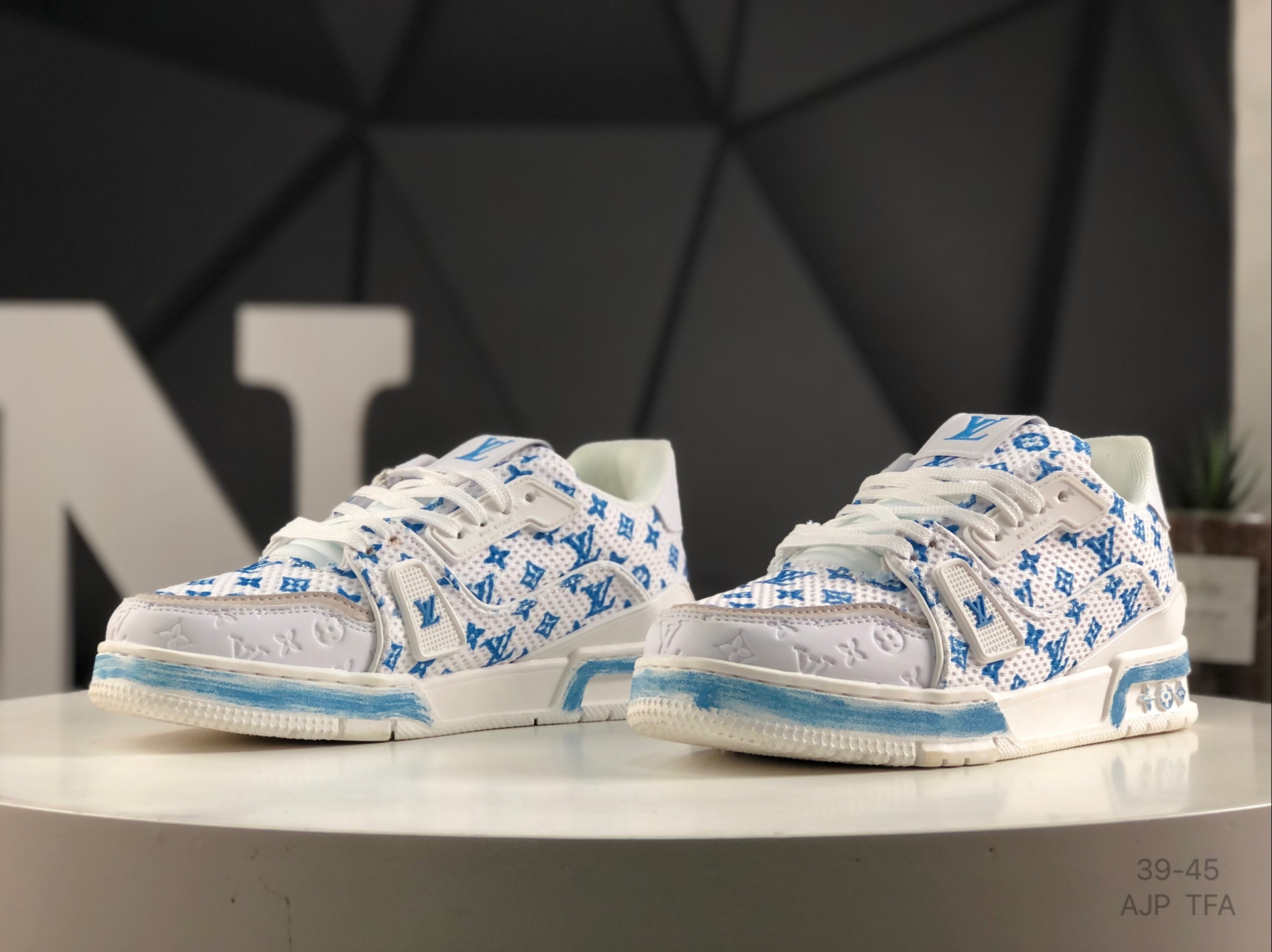 L0vis Vvtt0n Trainer Sneakers Replica