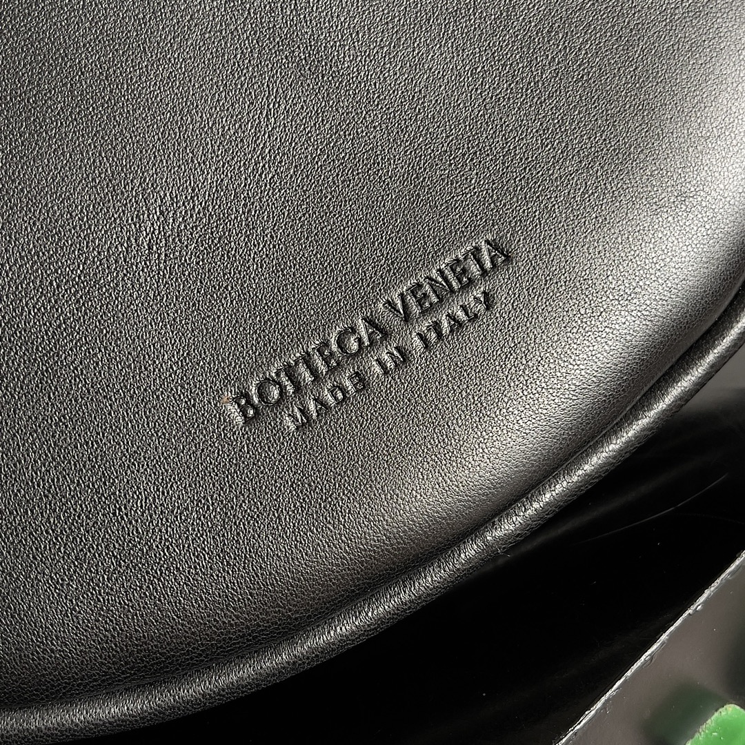 B0tt*ga Ven*ta Woman