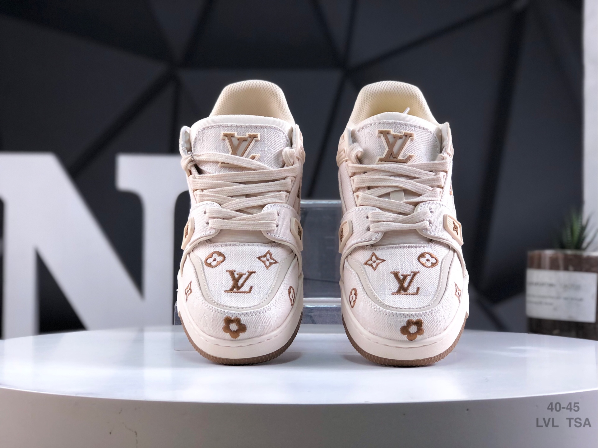 L0vis Vvtt0n sneakers