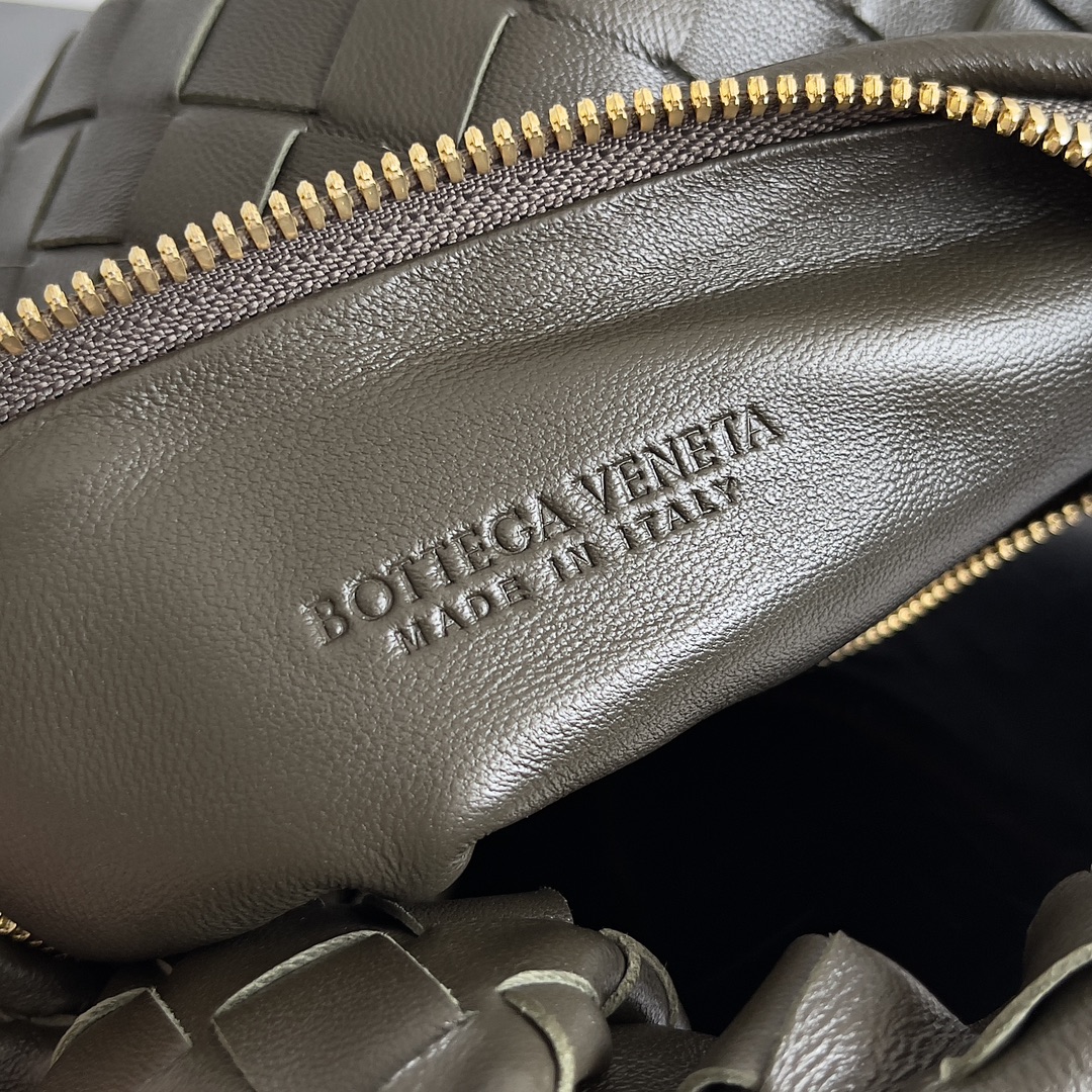 B0tt*ga Ven*ta Woman