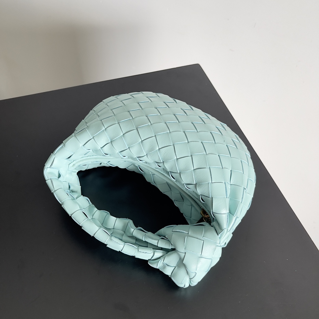 B0tt*ga Ven*ta Woman