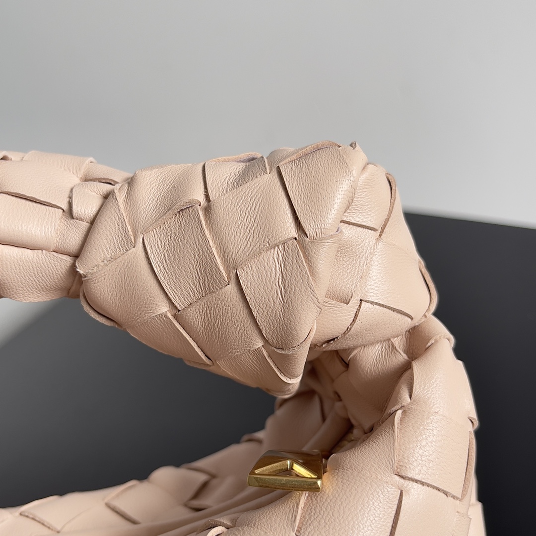 B0tt*ga Ven*ta Woman