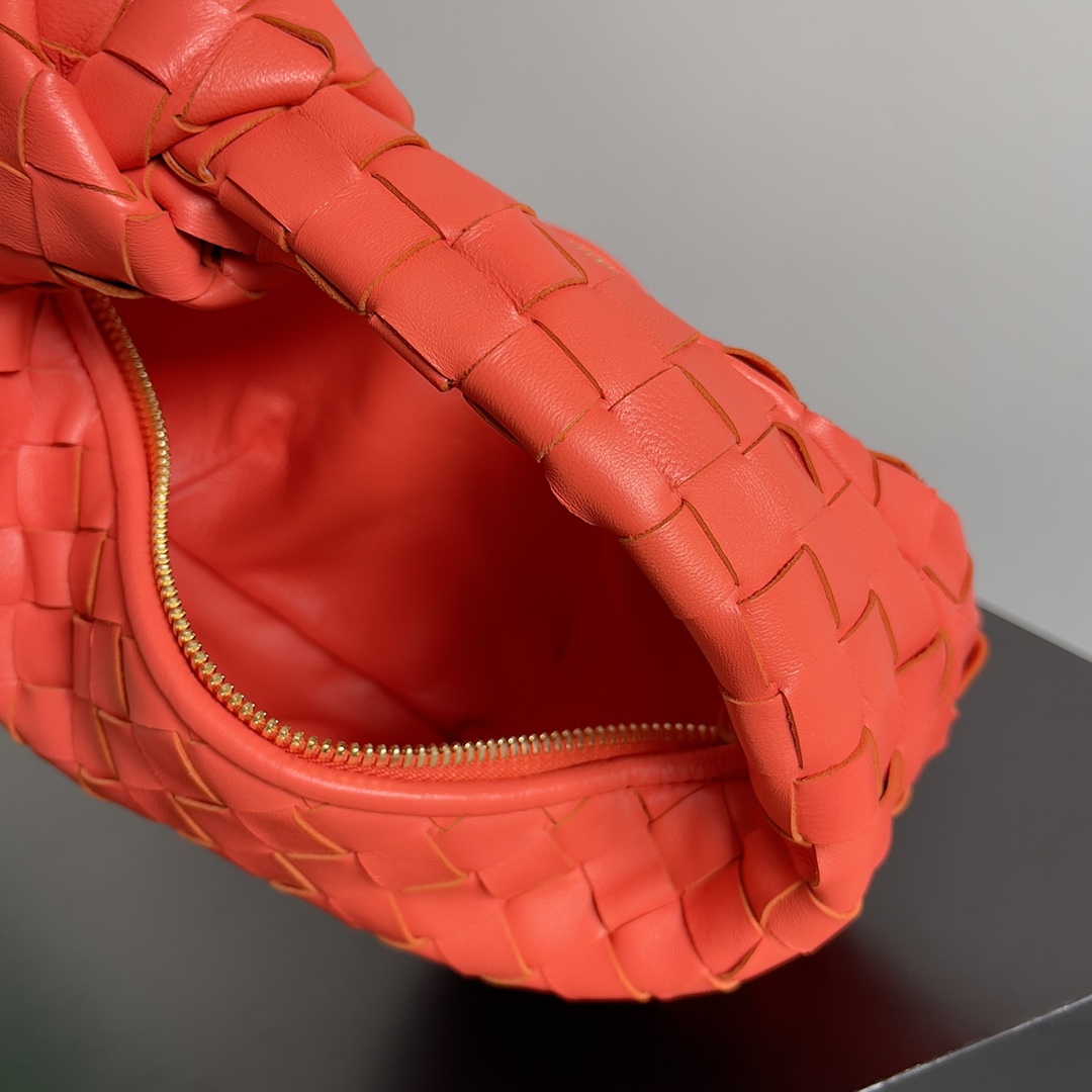 B0tt*ga Ven*ta Woman