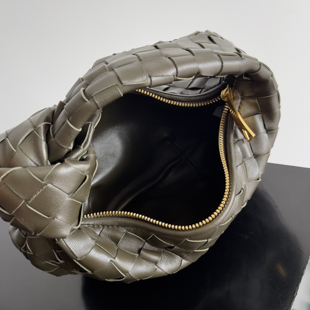 B0tt*ga Ven*ta Woman