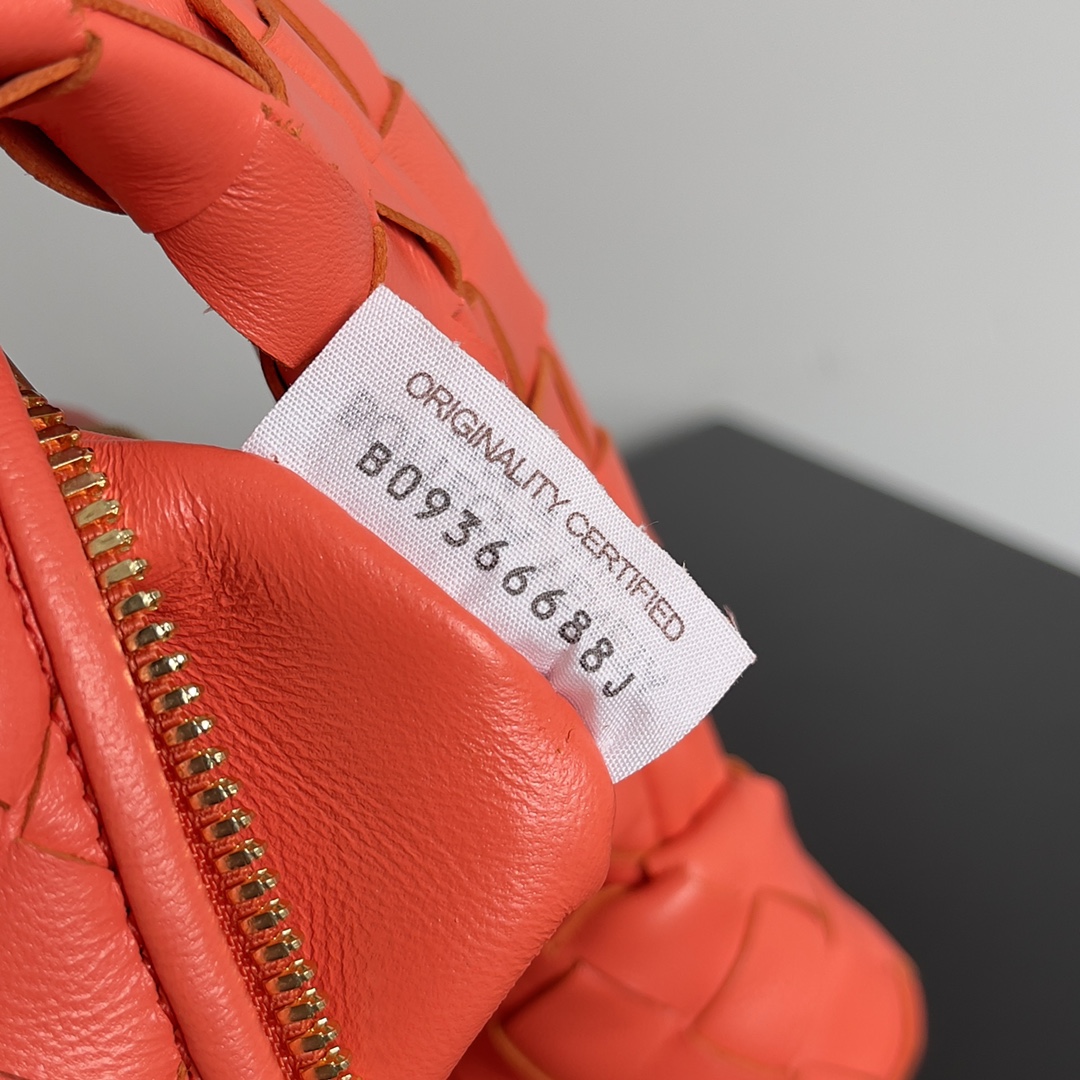 B0tt*ga Ven*ta Woman