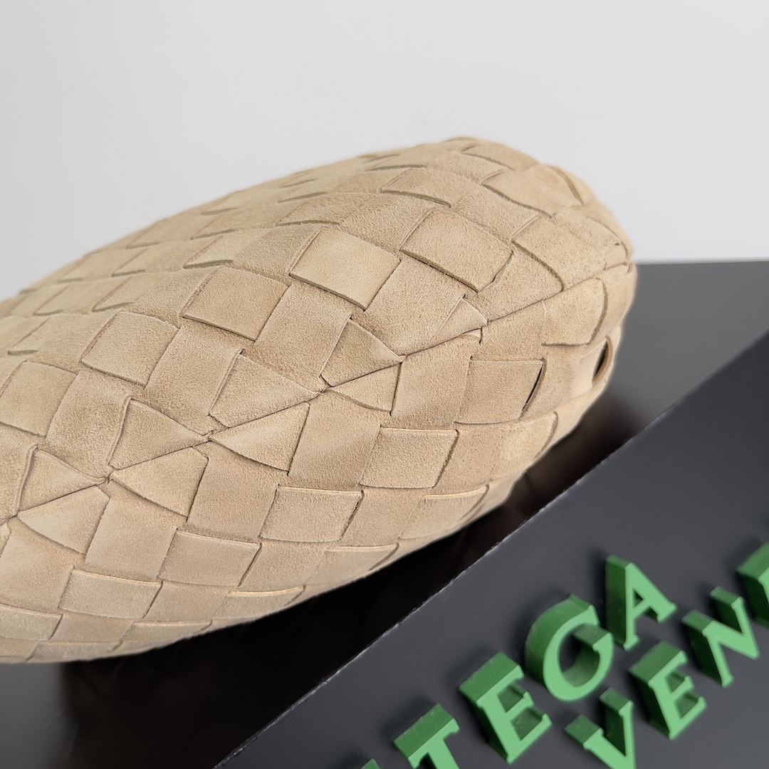 B0tt*ga Ven*ta Woman