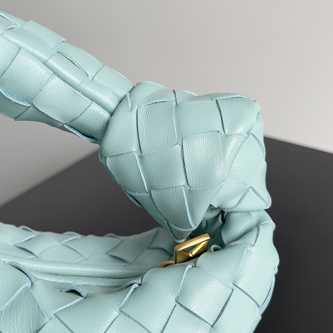 B0tt*ga Ven*ta Woman