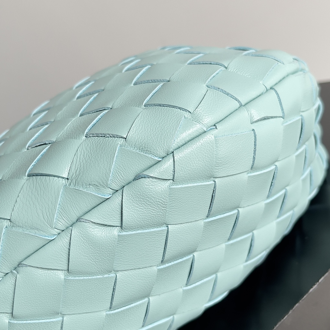 B0tt*ga Ven*ta Woman