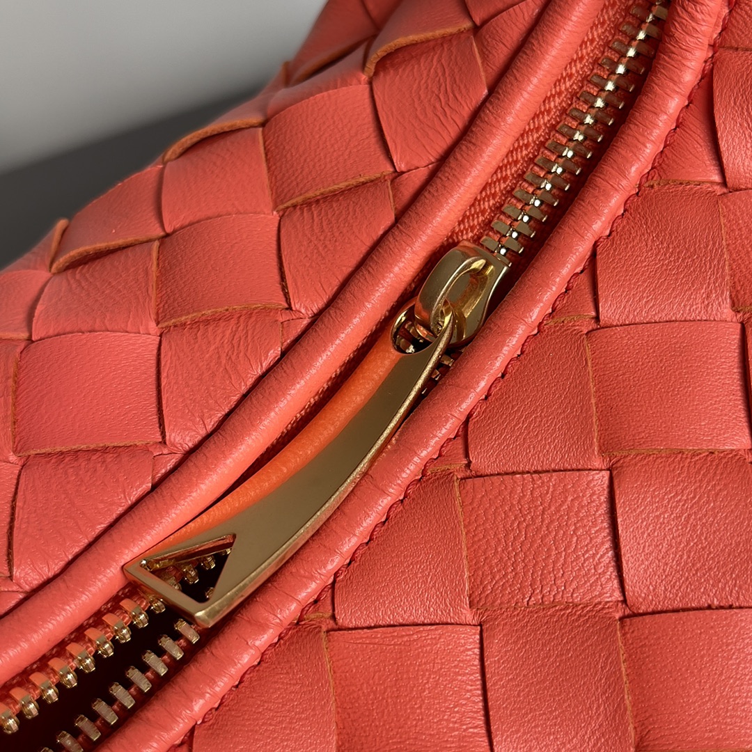 B0tt*ga Ven*ta Woman