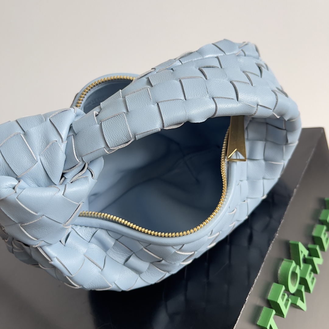 B0tt*ga Ven*ta Woman