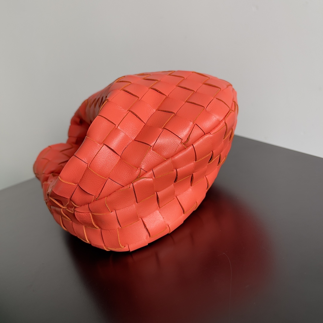 B0tt*ga Ven*ta Woman