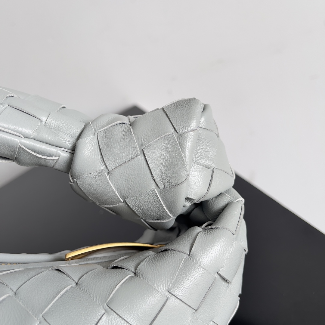 B0tt*ga Ven*ta Woman