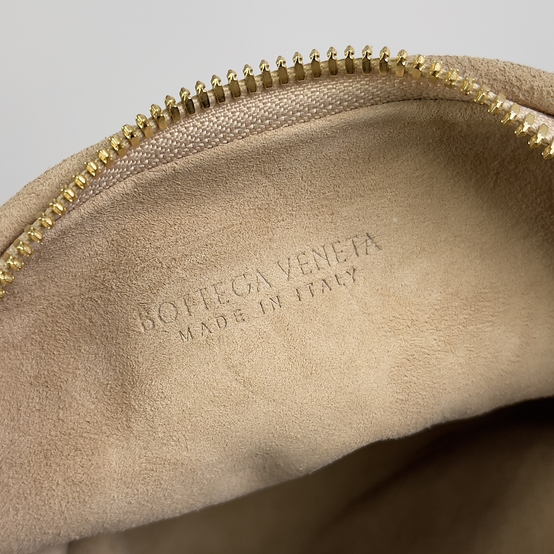 B0tt*ga Ven*ta Woman