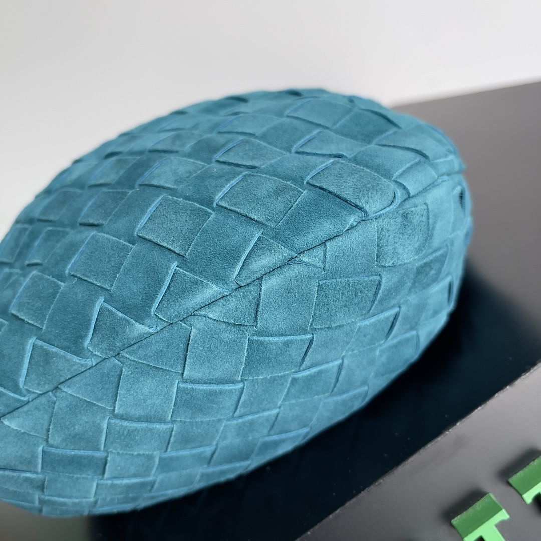 B0tt*ga Ven*ta Woman